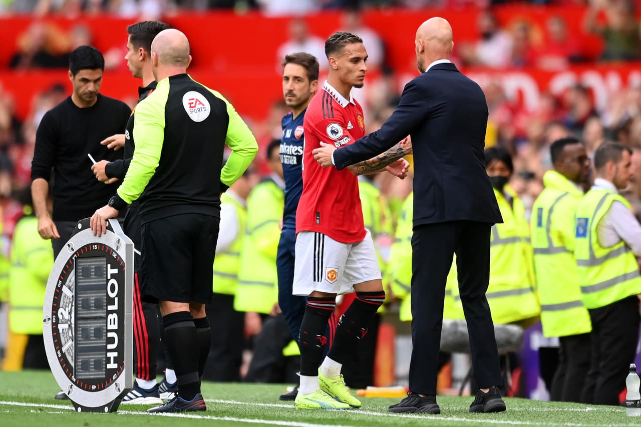 Manchester United venció al Arsenal con un doblete de Marcus Raschord y otro tanto de Antony, quien tuvo así un debut de ensueño.