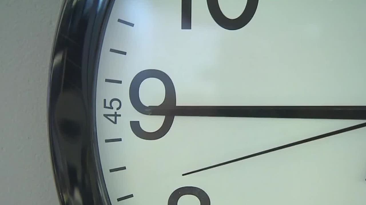 ¿Adelantar o atrasar el reloj? Horario de verano en EEUU inicia este domingo