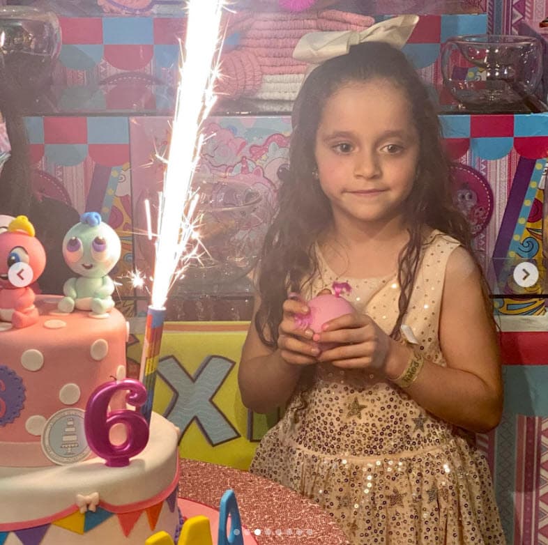 Elizabeth Álvarez se encargó de compartir con sus seguidores algunas de las imágenes de la celebración en donde hubo muchos juegos, globos y dos grandes pasteles. 
<br>