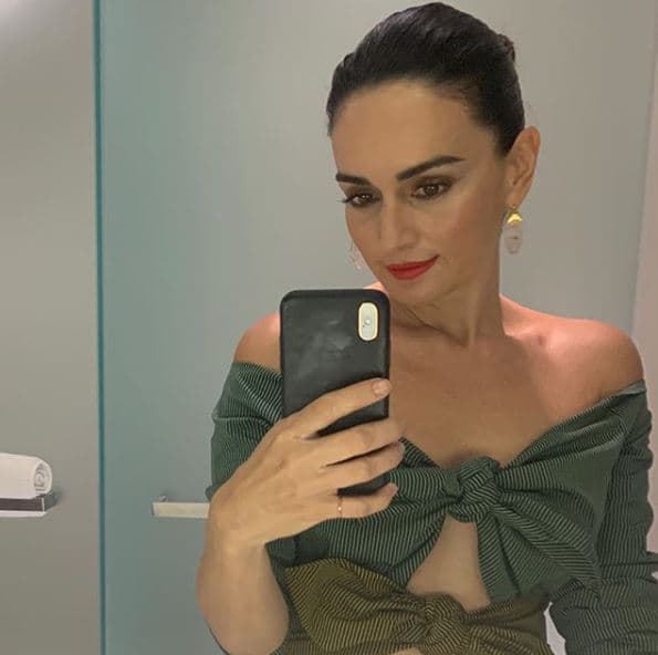 "Porque para mí 'casual' es alguien que está casual, estás en algo súper importante y al lado de figuras tan importantes y Yalitza está súper casual en medio de todos con una dignidad y con una serenidad. Casual es para mí estar relajado", detalló Ana de la Reguera.