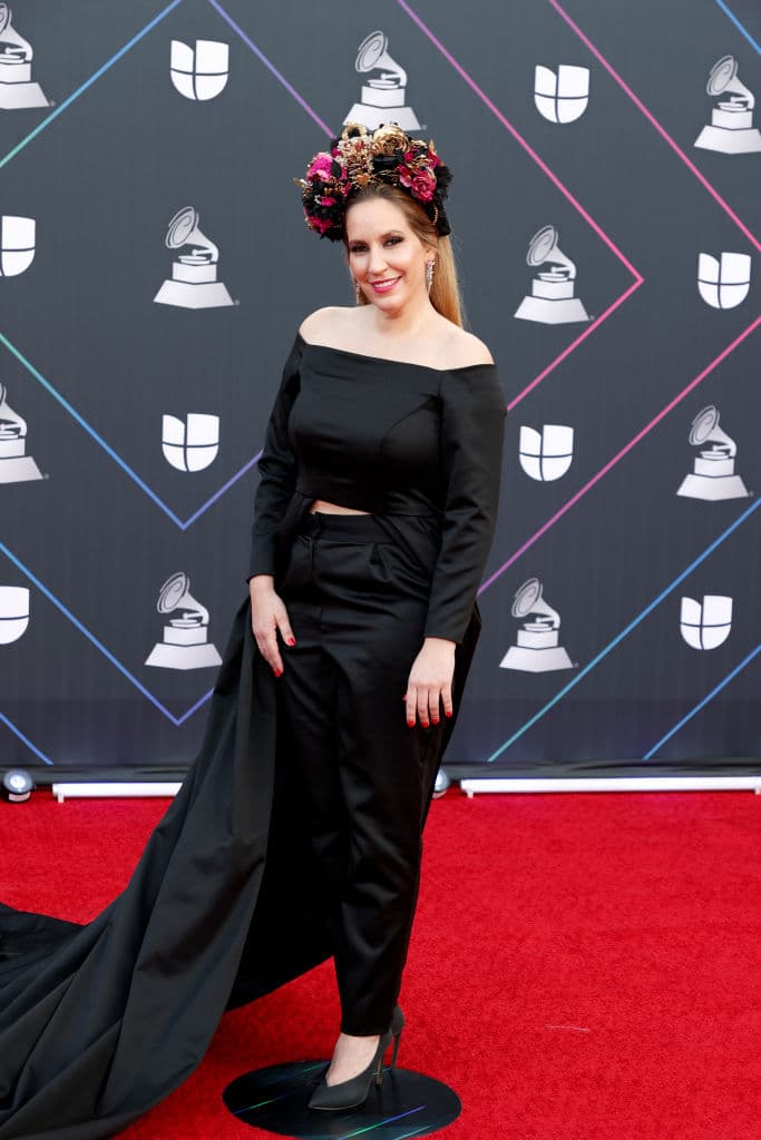 La cantautora 
<b>María Toledo</b>, quien está nominada en la categoría Mejor Álbum de Música Flamenca, llegó con una larga cola que engalana su vestuario.