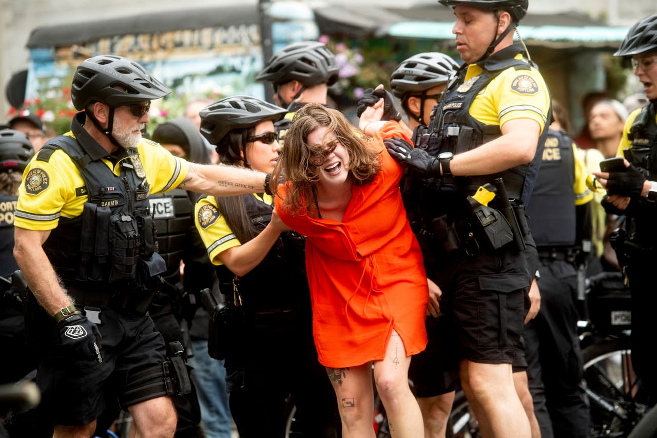 Marcha de grupo de extrema derecha termina con arrestos y heridos en Portland