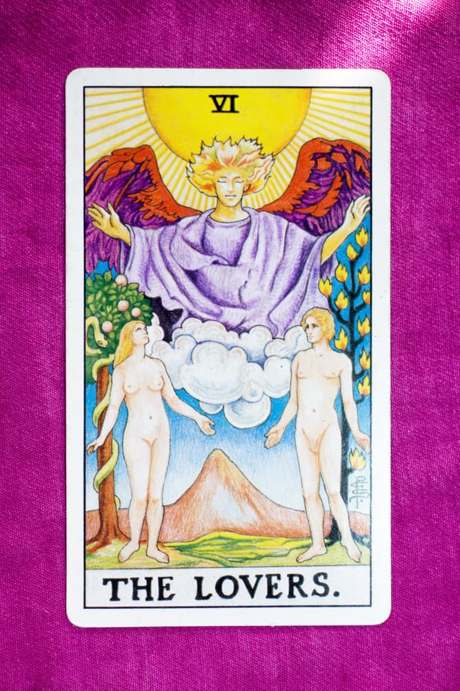 Si la persona está soltera y no se trata de encontrar a su enamorado, la carta puede también representar la consolidación de tus propios valores, de tu sistema de creencia y principios. Es decir, que estás consciente de que primero debes amarte a ti mismo y sabes muy bien cuál es tu identidad, filosofía, valores y valor ante la vida.