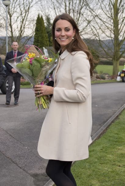 Ella sabe perfectamente cómo vestirse durante el embarazo y lo hace tan bien que los primeros meses pasa casi desapercibido.