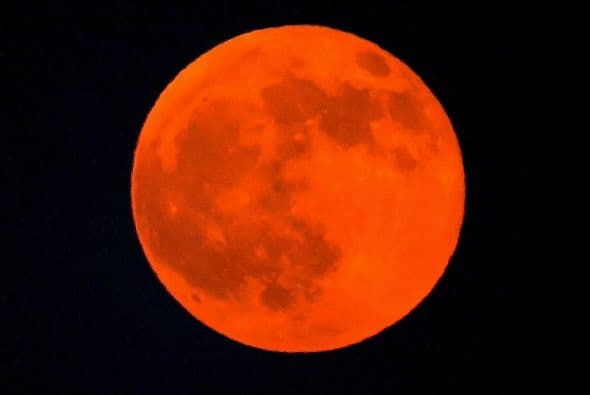 A partir de la madrugada del martes 15 de abril del 2014, o sea, después de la medianoche del día 14, apreciaremos el hermoso espectáculo de la Luna eclipsada por la Tierra y proyectando un color rojizo que se verá desde todas las regiones del continente americano, en algunos lados más que en otros, pero bien visible, así como en otras partes del Pacífico y España "aunque en ese país ya de día y será menos espectacular.