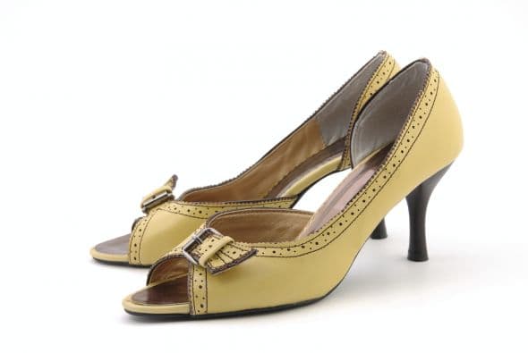 D’Orsay. Las encuentras con tacones de diversos tamaños por lo que puedes utilizarlas sin importar la época del año. ¡Ideales para pies delgados!