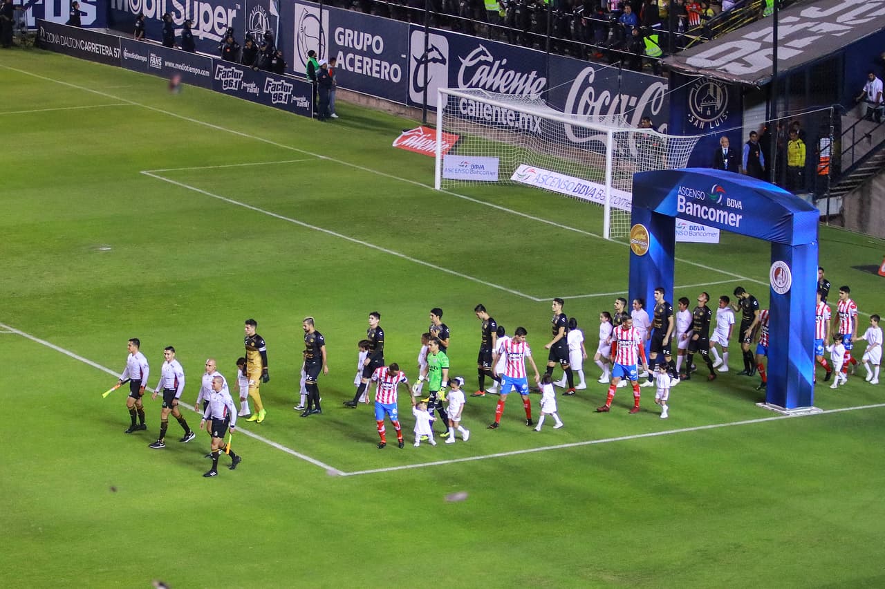 Ambos equipos, con gran ilusión y expectativa, arribando al terreno de juego del Alfonso Lastras para definir el campeonato del Ascenso MX.