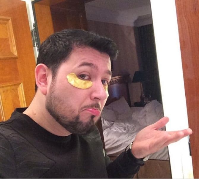 Pero lo que pocos saben es que debajo de los lentes hay unos ojos cuidadísimos y sin ojeras.