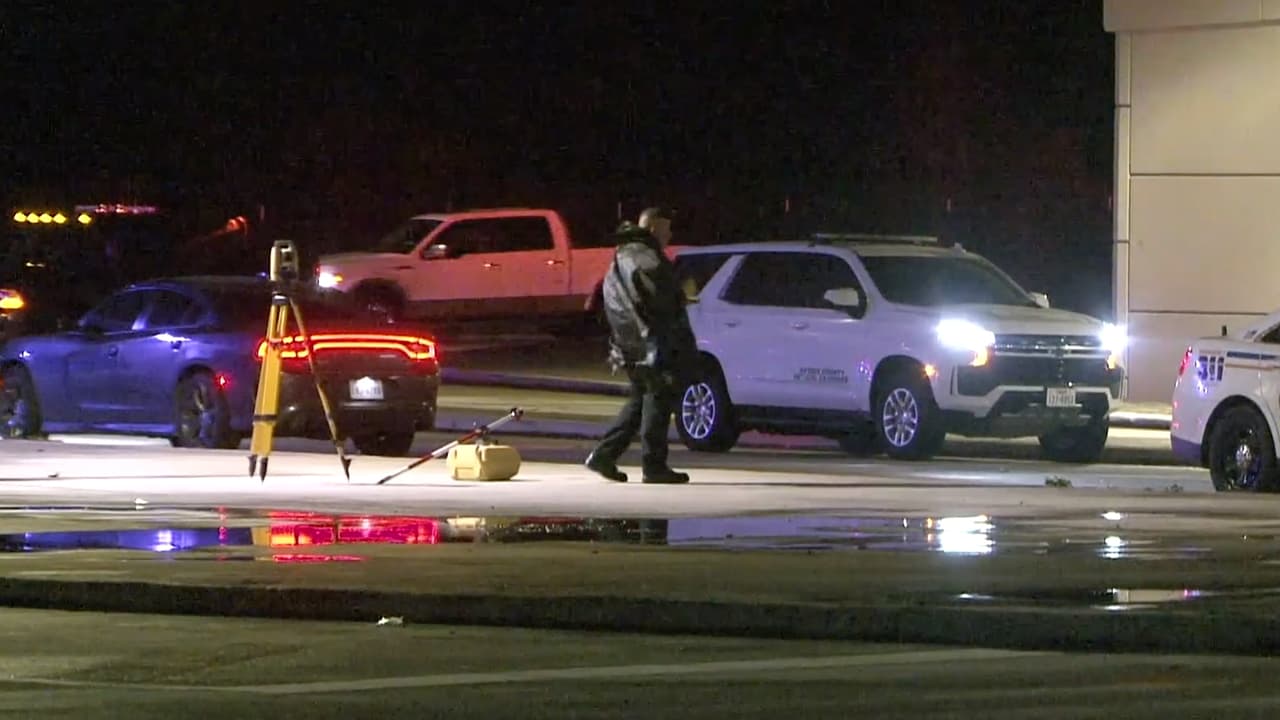 El joven, de 17 años, podría enfrentar cargos por conducir a exceso de velocidad y alcoholizado, dijeron las autoridades. La investigación continúa.