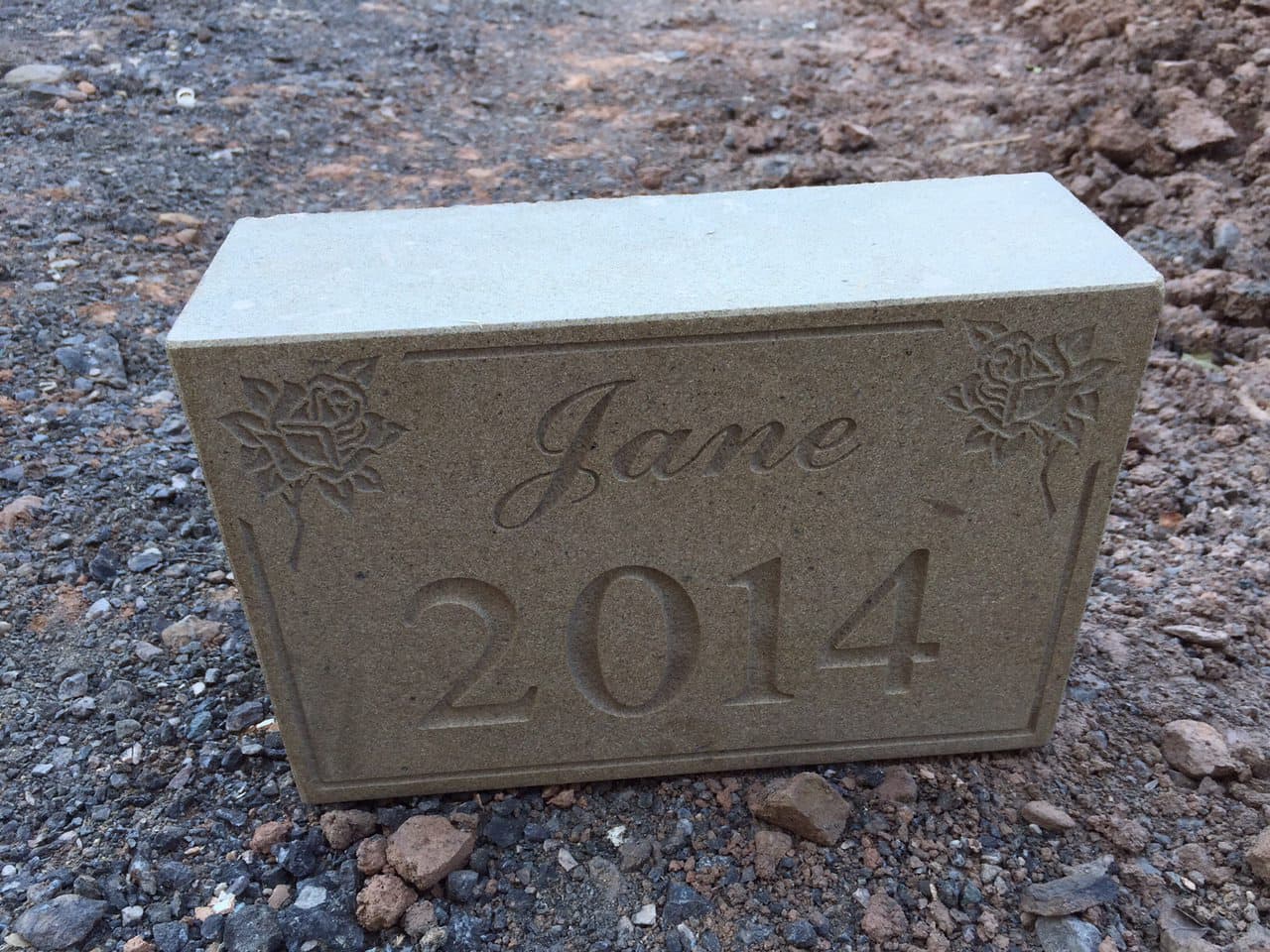 Compró un bungalow en un pequeño pueblito. Luego lo demolió para construir desde cero.