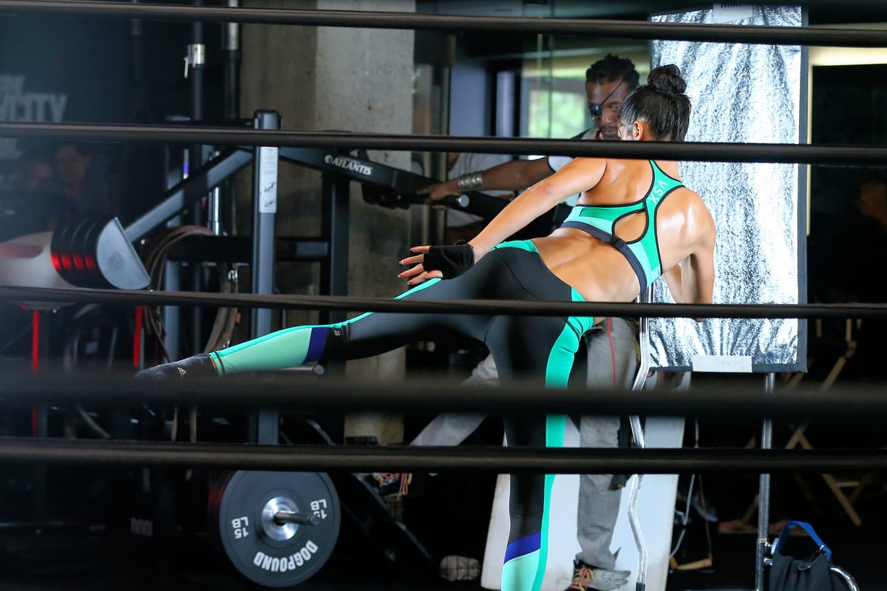 Adriana no deja de lucir sexy ni cuando suda en el gimnasio.