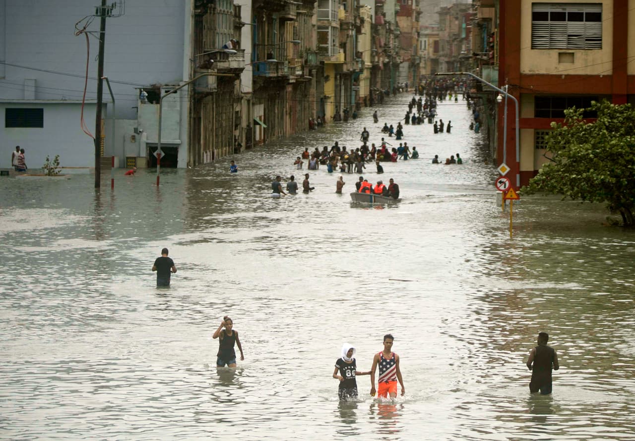 Residentes caminan por una calle inundada de La Habana, el 10 de septiembre de 2017.