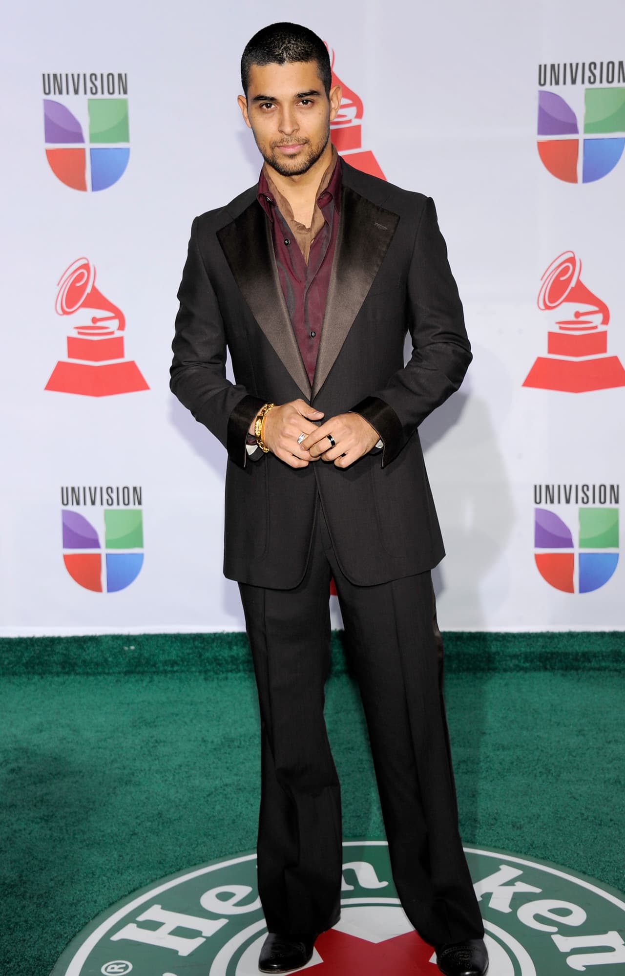 Wilmer Valderrama caminó por la alfombra en 2011. Usaba el cabello más corto y con ese traje negro se llevó los aplausos de sus fanáticas.