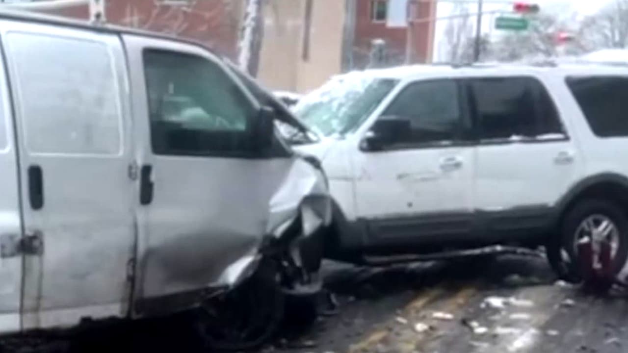 Persecución de ICE termina en accidente y deja tres menores heridos en Newark