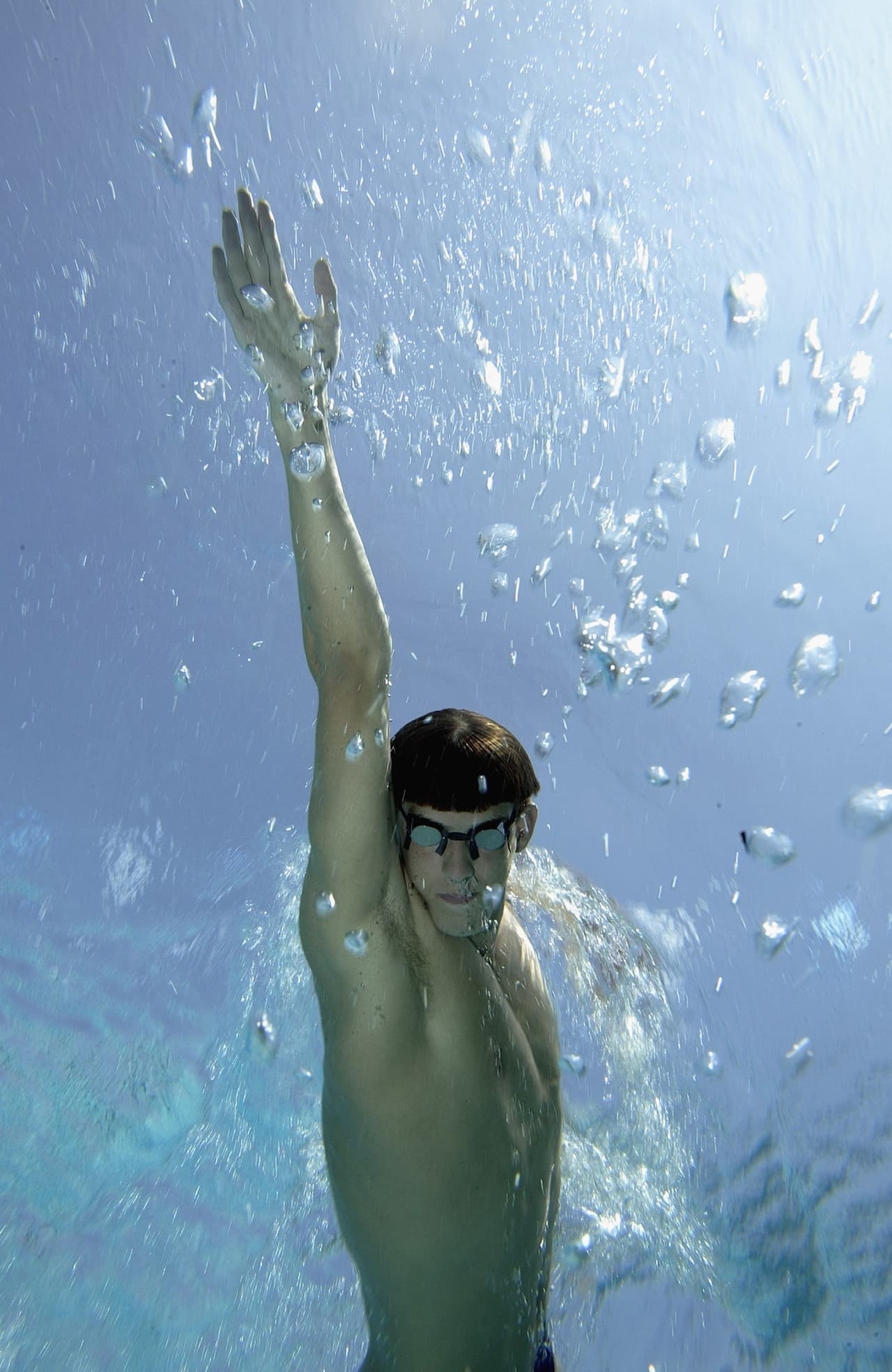 Esta fotografía, tomada en Narbonne, Francia el 15 de junio de 2003 lo muestra en plena práctica. Ese año lo volvió a hacer: rompió su propio récord dos veces y aún no había llegado a los juegos que lo catapultaron a la gloria.