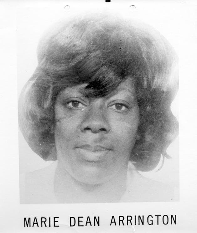 <h3 class="cms-H3-H3">Marie Dean Arrington</h3>
<br>
<br>Su ingreso fue el número 301 en la lista de los más buscados de la agencia. 
<br>
<br>El 22 de diciembre de 1971, Arrington 
<b><a href="https://www.fbi.gov/wanted/topten/topten-history/hires_images/FBI-301-MarieDeanArrington.jpg/view" target="_blank">fue arrestada en Nueva Orleans, Luisiana</a></b>, por agentes del FBI.