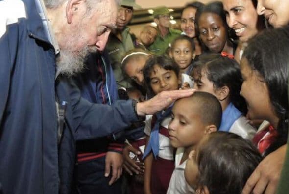 9 abril 2013: Fidel Castro volvió a aparecer en público para inaugurar una escuela primaria en La Habana, después de casi siete años sin encabezar aperturas de obras en Cuba. Foto: AP.