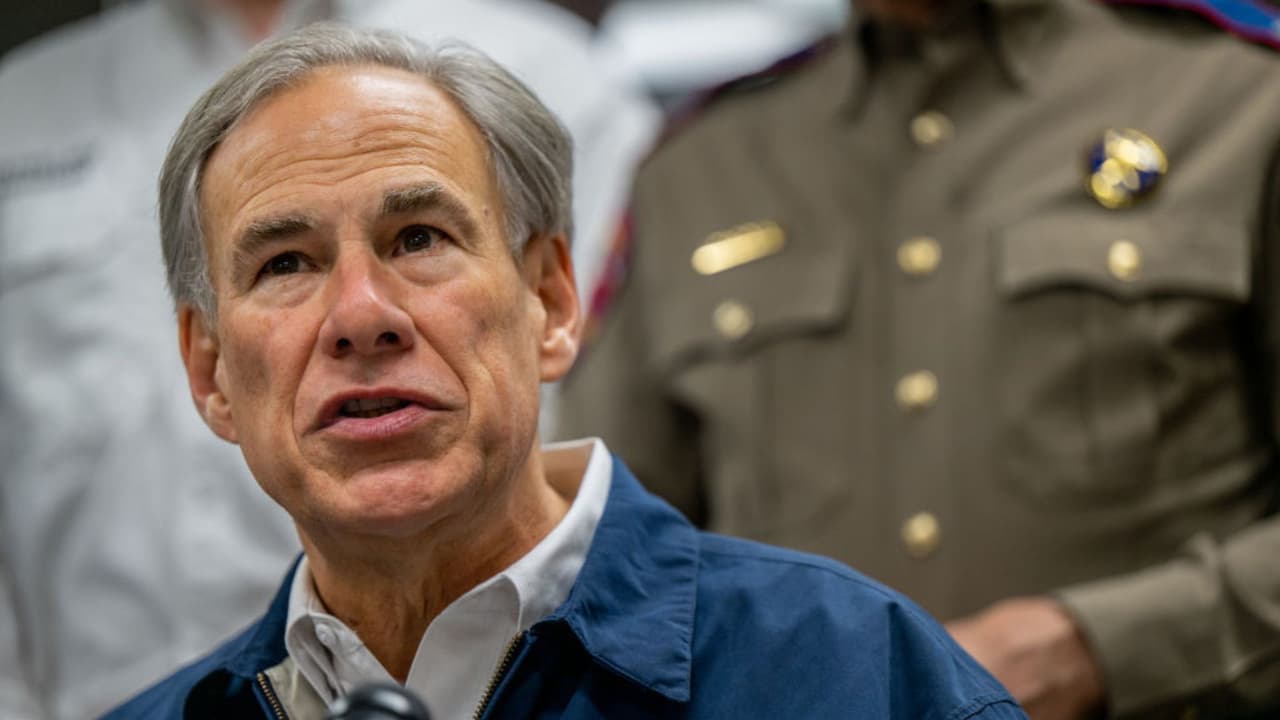 A través de 40 polémicos carteles ubicados en la frontera entre México y Texas, así como en "puntos estratégicos de algunos países de Centroamérica como El Salvador, Honduras y Guatemala", el gobernador de Texas, Greg Abbott, busca frenar la inmigración.