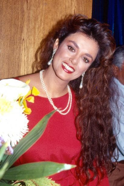 A finales de la década de 1980 Lucía también utilizó rizos, aunque no tan marcados.