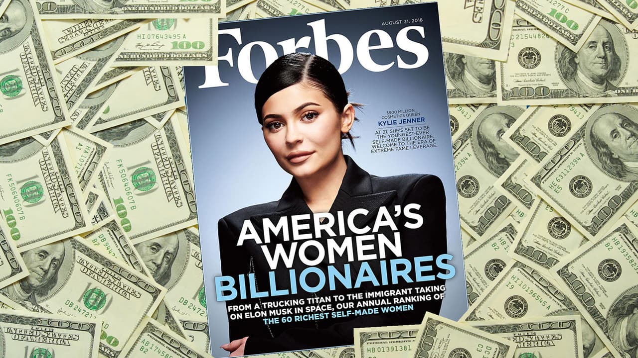 Gracias a su rápido ascenso en esta industria, la revista 
<a href="https://www.forbes.com/#184b3c982254">Forbes</a> la celebró con su 
<a href="https://www.univision.com/entretenimiento/kylie-jenner-tiene-20-anos-y-900-millones-sorry-kim-pero-ella-es-la-nueva-queen-kardashian-fotos">portada del mes de agosto</a>, dedicada a las mujeres más ricas que "han creado sus propias fortunas", en su caso con un valor estimado de 
<b>900 millones de dólares</b>.