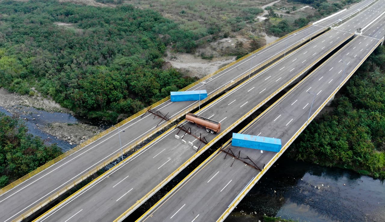 "El pueblo venezolano necesita desesperadamente ayuda humanitaria. EEUU y otros países están tratando de ayudar, pero el Ejército de Venezuela bajo las órdenes de Maduro está bloqueando la ayuda con camiones y tanques para el transporte de mercancías",
<a href="https://twitter.com/SecPompeo/status/1093191550367080448"> dijo Pompeo en Twitter. </a>