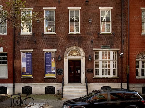 <b>The Rosenbach</b>
<br>2008-2010 Delancey Place
<br>Philadelphia, PA 19103
<br>215-732-1600
<br>
<br>El Rosenbach se afilió a la Fundación Biblioteca Libre de Filadelfia en 2013, creando el Rosenbach de la 
<a href="https://libwww.freelibrary.org/locations/the-rosenbach" target="_blank">Biblioteca Libre de Filadelfia</a>. El Rosenbach lleva el nombre del Dr. ASW Rosenbach y su hermano Philip, cuyas colecciones personales forman el corazón de la colección actual. Tanto un museo de exhibición como una biblioteca, la misión de Rosenbach es inspirar curiosidad, investigación y creatividad a través de exhibiciones, programas e investigaciones basadas en sus notables colecciones.
<br>