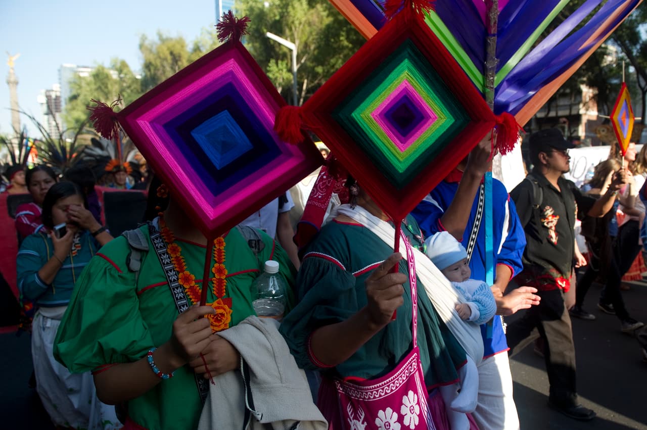 Mujeres con trajes tradicionales de la comunidad huichola.