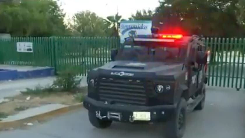 Tanquetas de la Guardia Nacional de México resguardan el acceso al parque Braulio Fernández donde se encuentra el campamento improvisado del haitianos en Ciudad Acuña.