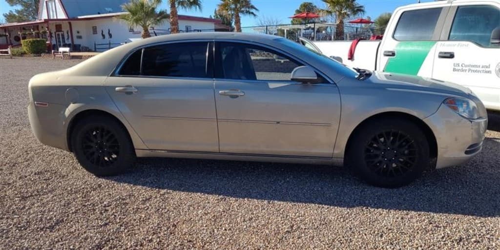 El fin de semana pasado, en Tombstone, un conductor giró para evitar un punto de control. Dos estadounidenses de 17 años en el auto fueron detenidos.