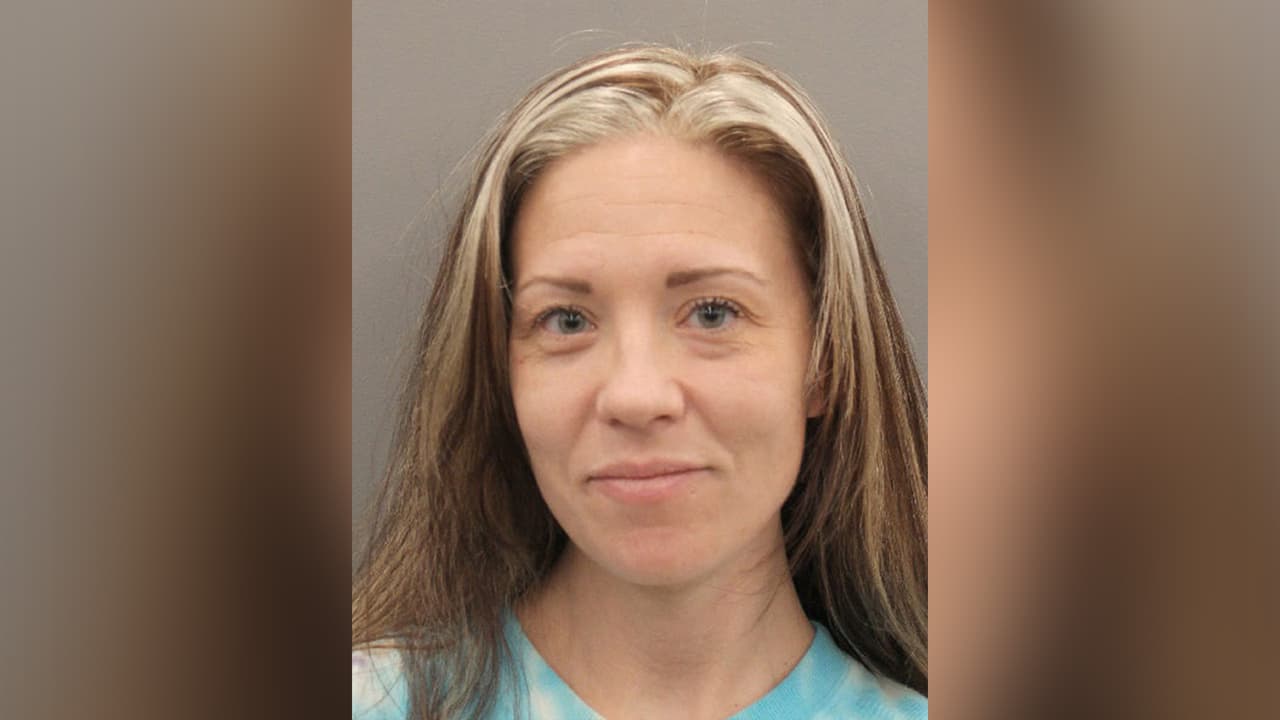 Samantha Rose Etheridge es sospechosa de robo.