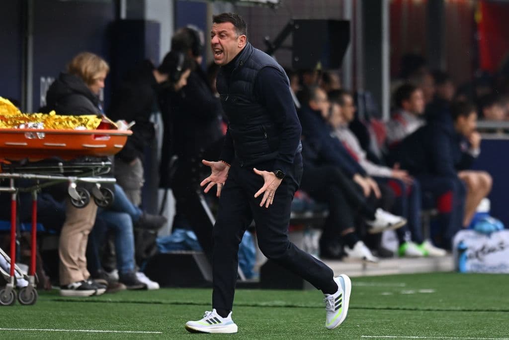 Lecce destituye a su técnico por dar cabezazo a futbolista del Verona