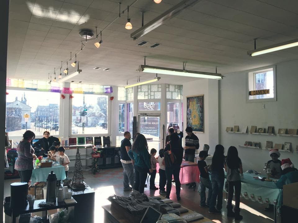 El arte que se exhibe dentro de esta galería va desde pinturas, productos hechos a mano, juguetes personalizados, ilustraciones e impresiones de edición especial, libros, camisetas y más.