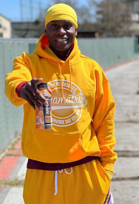 Sin embargo,
<b>DON-A-MATRIX</b>, el entrenador personal de Kim salió en su defensa y aseguró que
<b><a href="https://www.univision.com/famosos/kim-kardashian-vestido-met-gala-2022-entrenador-lili-reinhart-fotos">perdió peso de manera saludable.</a></b>
<br>