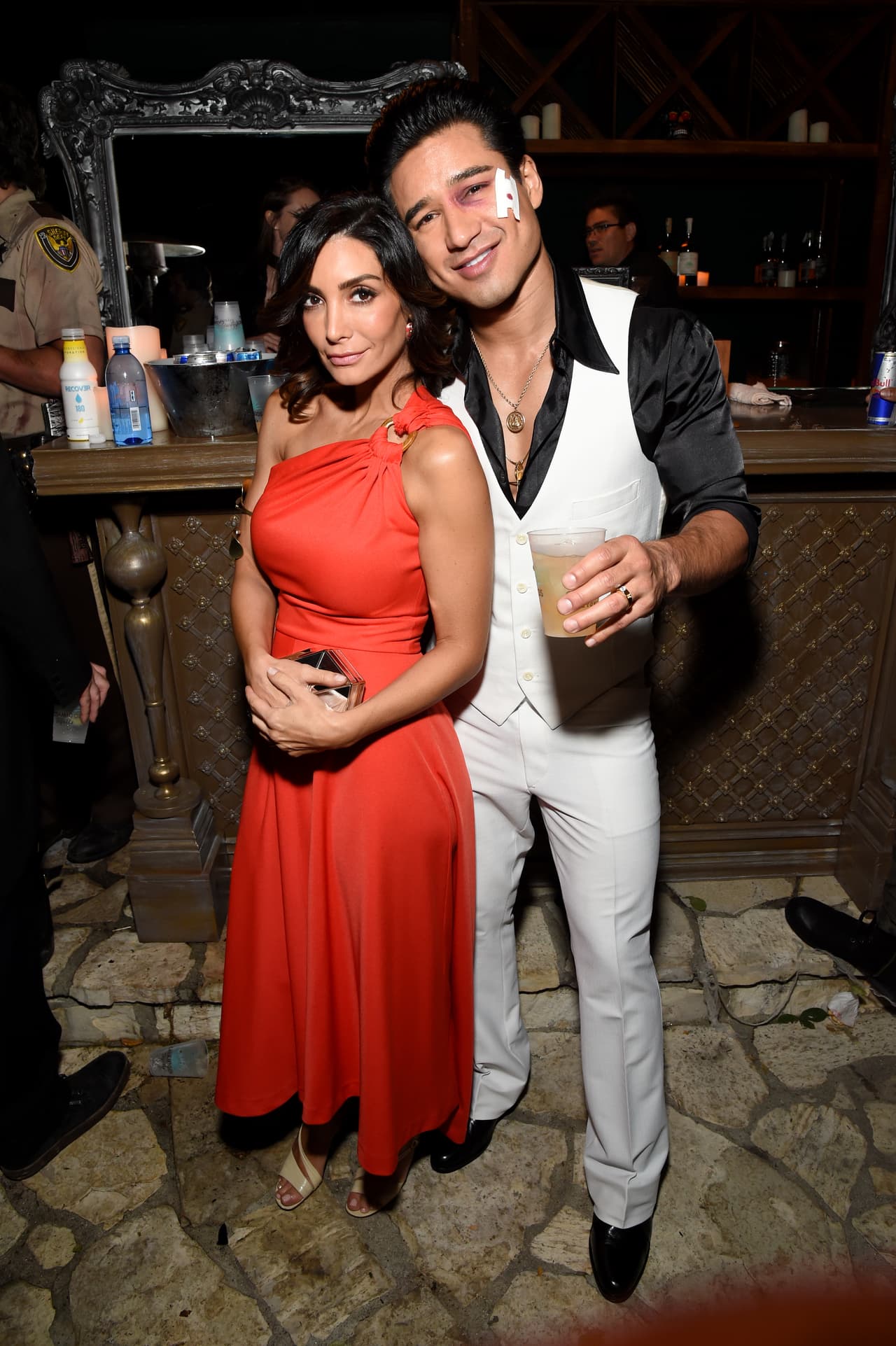 Mario Lopez y Courtney Mazza felices dentro de la fiesta