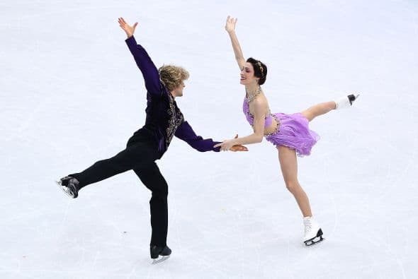 Meryl Davis y Charlie White se han proclamado hoy campeones olímpicos de danza de patinaje artístico en Sochi 2014, una vez disputado el programa libre en el que mantuvieron el liderato que el domingo alcanzaron en el corto. Davis y White, primera pareja de EEUU en ganar un Mundial y que llegaron a Sochi como subcampeones olímpicos, se impusieron en el Palacio Iceberg con 195,52 puntos y un programa largo con música de 'Sherezade", de Nikolai Rimski-Korsakov. Superaron a los defensores del título, los canadienses Tessa Virtue y Scott Moir, que se colgaron la plata con 190,99. El bronce ha sido para la pareja rusa integrada por Elena Ilinykh y Nikita Kapsalapov, con 183,48. Meryl y White llevan 17 años patinando juntos.