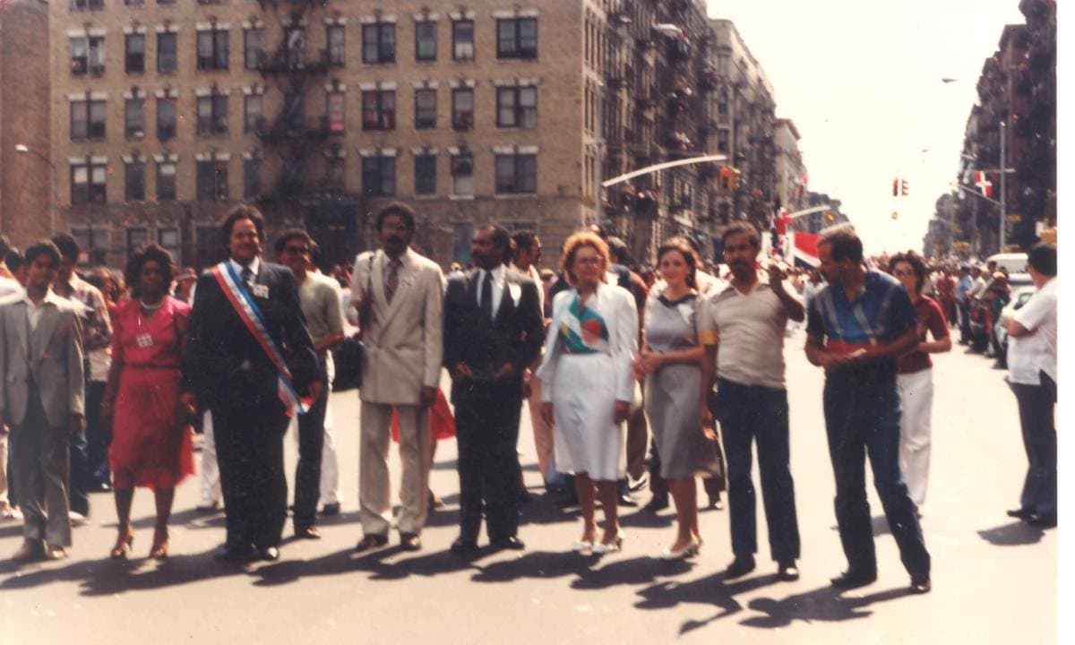 En la foto, tomada durante el primer Desfile Dominicano en Nueva York, los primeros organizadores posan ante la cámara.