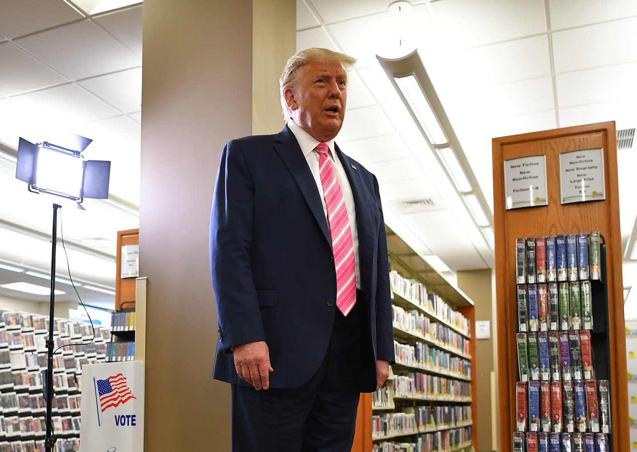 “Cuando mandas tu boleta nunca puede ser de esta forma. Nunca puede ser seguro como de esta forma”, dijo Trump, refiriéndose a la votación por correo. 
<br>