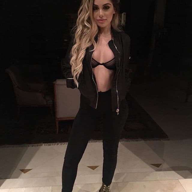 Hasta en puro sostén sale a las calles.