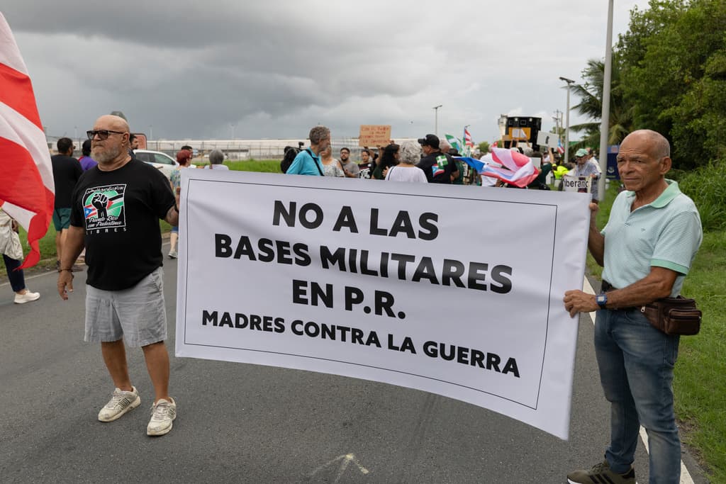 La organización 
<b>Madres contra la guerra</b> convocó a la manifestación, advirtiendo que sería l
<b>a primera de múltiples acciones contra los ejercicios militares en la isla</b>, aunque sean sin municiones.