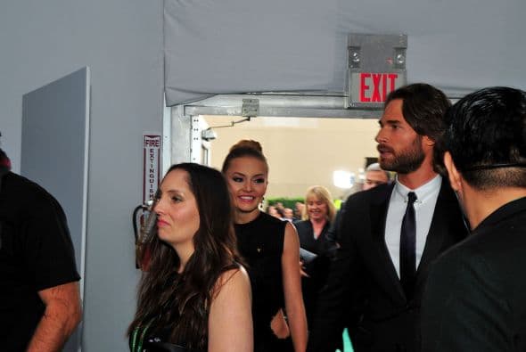 La pareja del momento está disfrutando de su amor por todo lo alto en Latin GRAMMY. Aquí te traemos su historia de amor.