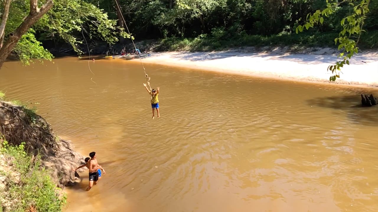 Es una buena idea que entren primero los pies al agua, una vez te lanzas con el lazo. Las personas deben saber nadar para volver a la orilla.