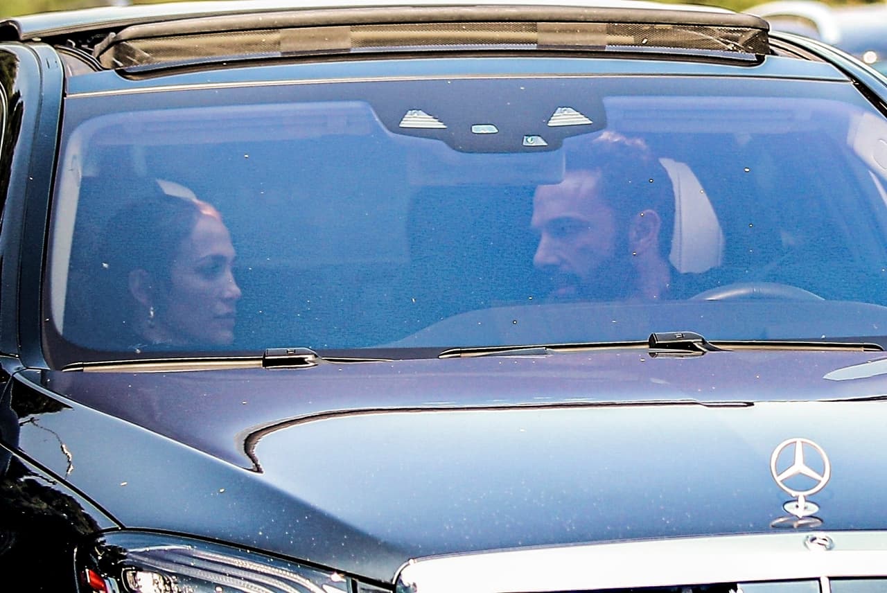 Jennifer López y Ben Affleck vivieron una 
<b><a href="https://www.univision.com/famosos/interactivo-todos-los-amores-de-jennifer-lopez-a-lo-largo-de-34-anos" target="_blank">primera etapa de su amor que inició en 2002</a></b> con planes de boda incluidos. Pero terminaron la relación y su compromiso en enero de 2004. 
<br>