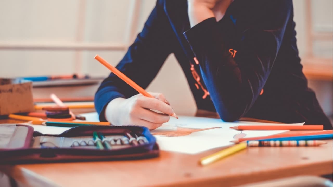 • 
<b>Repetir un grado por elección</b>: si bien no fue una idea que generó mucho interés, los legisladores estatales aprobaron una ley que les dio a los padres o tutores el control total para decidir si su hijo debería dejar de ser promovido al siguiente grado este año escolar. Esta ley, vigente solo para el año escolar 2021-22, tenía la intención de permitir a los niños que sufrían brechas de aprendizaje relacionadas con COVID-19 repetir un grado si un padre lo consideraba necesario. Pero no hubo muchos candidatos en parte debido al tiempo de respuesta de una semana para completar el formulario.
<br>