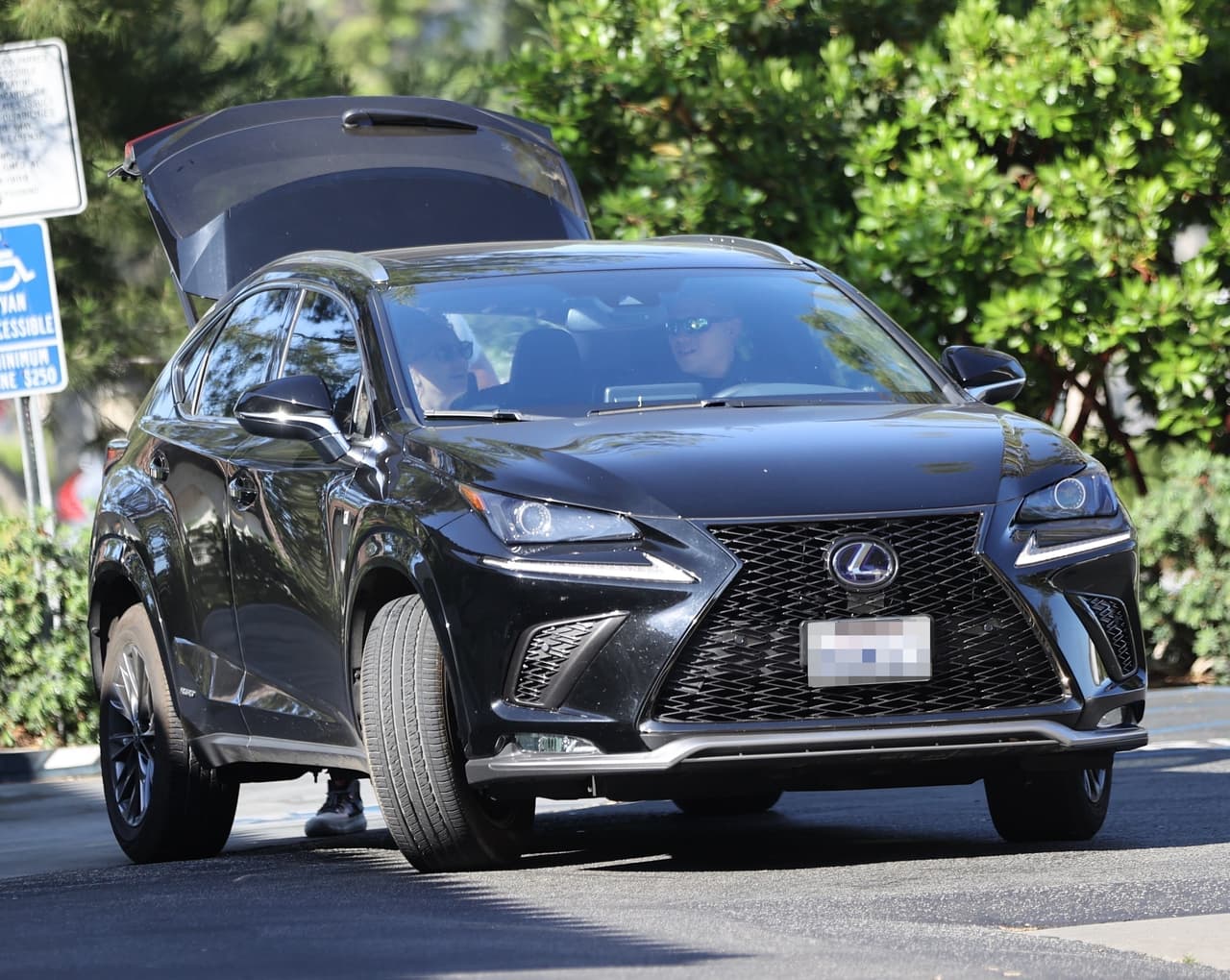 Un día después, el jueves 24, la cantante de 39 años y su novio fueron captados nuevamente en el automóvil.
<br>