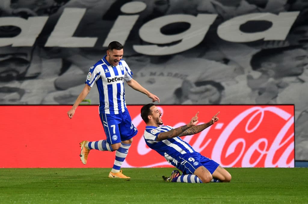 Los de Zidane fueron superados 1-2 en su décimo encuentro de la competición española. Lucas Pérez (5’) abrió el marcador para los visitantes y Joselu (49’) creció la diferencia. Casmiro (86’) descontó, pero no fue suficiente para evitar la derrota.