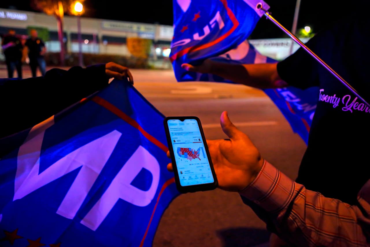 Partidarios de Trump revisan un mapa con las victorias en los diferentes estados de Biden y Trump. 
<a href="https://electproject.github.io/Early-Vote-2020G/index.html?dljhdddffjfjflllooogghghggreerjrrrrrrrrr">Más de 100 millones de electores</a> emitieron su voto de forma anticipada, 64,709,932 de ellos por correo, un sistema usado más que nunca antes debido al temor al contagio del coronavirus.