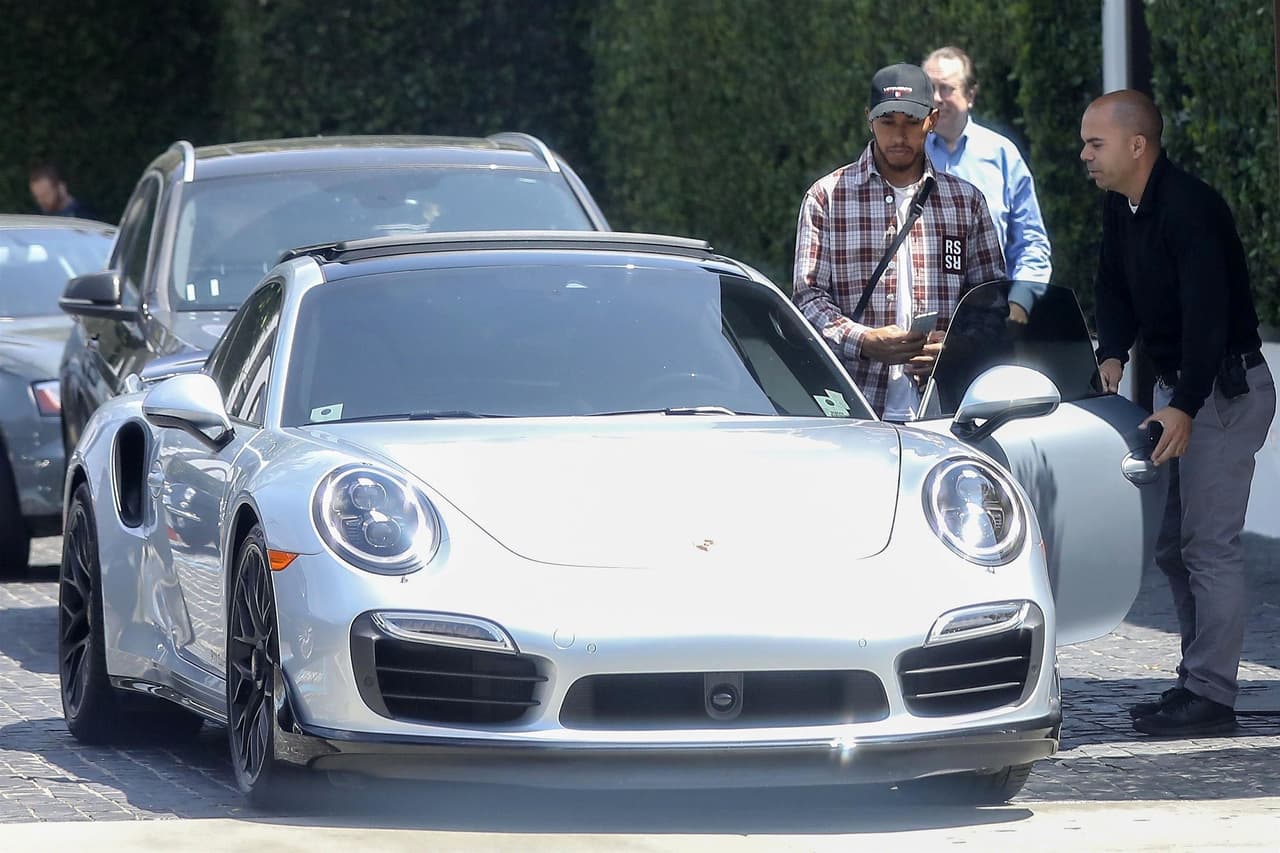 La marca 
<b><a href="https://www.univision.com/temas/porsche" target="_blank">Porsche</a></b> también tiene un lugar en el corazón de Lewis Hamilton. En abril de este año, acudió a un restaurante de Los Ángeles, California, a bordo de este deportivo en color plata.