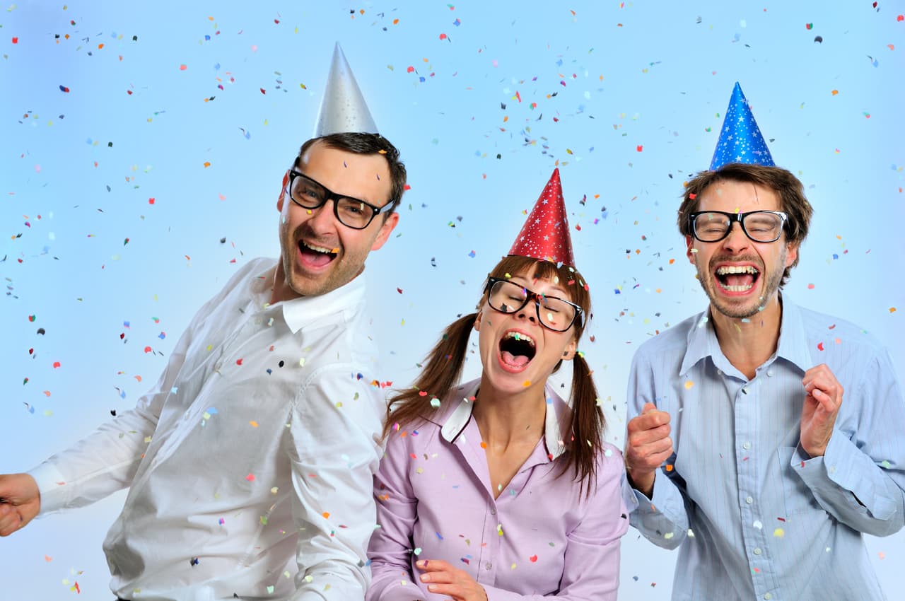 Entonces, sólo tienes que colocarlas todas en un tazón y pasarlo a cada uno de los invitados, que tomarán una tarjeta y compartirán su experiencia.