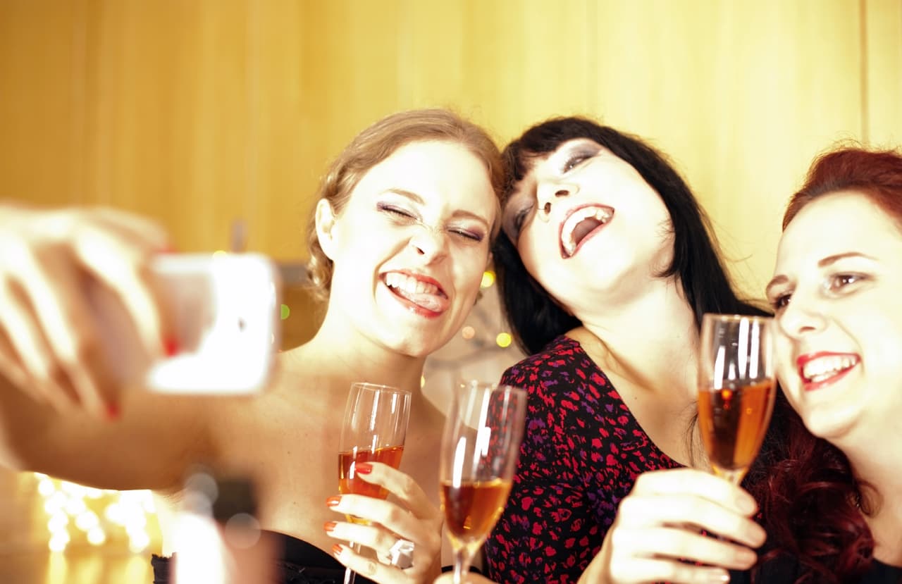 Después, dentro de una caja de cartón (para no ensuciar demasiado la casa) simplemente rocía toda la botella con el ‘spray’, y luego agrégale poco a poco el ‘glitter’, de modo de cubrirla por completo. ¡Quedará fabulosa!