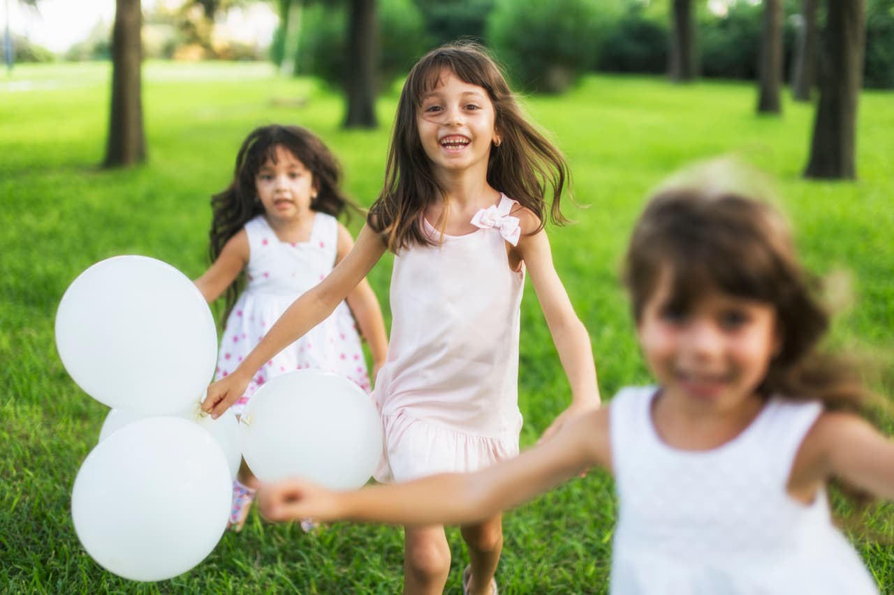 Sólo tienes que escoger todos los globos de un mismo tono (en sintonía con los colores del resto de la decoración), inflarlos para que tengan diferentes tamaños y adherirlos a una pared. El resultado será súper vistoso.
